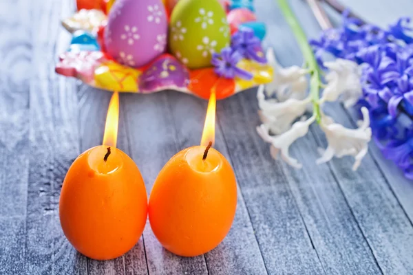 Uova di Pasqua e candela — Foto Stock