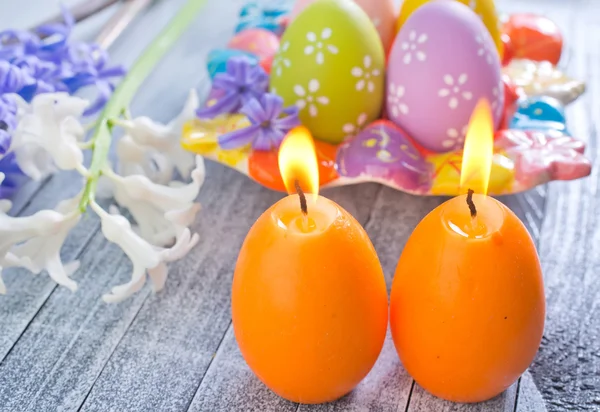 Пасхальные яйца и свечи — стоковое фото