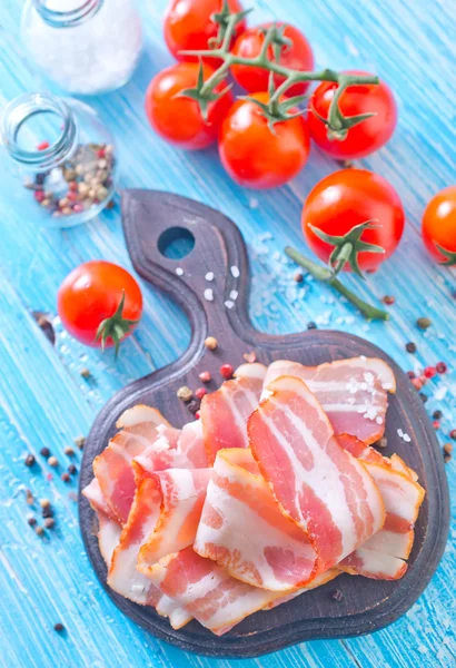 Bacon sur une planche — Photo