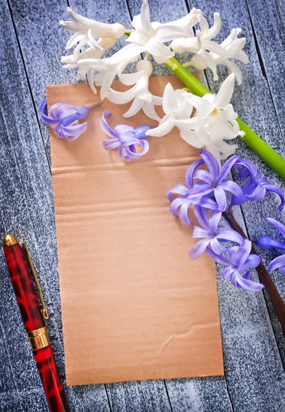 Note and flowers — Stock Photo, Image