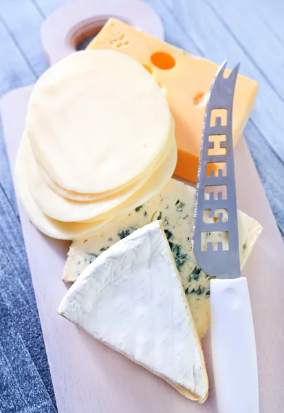 Käse auf einem Brett — Stockfoto