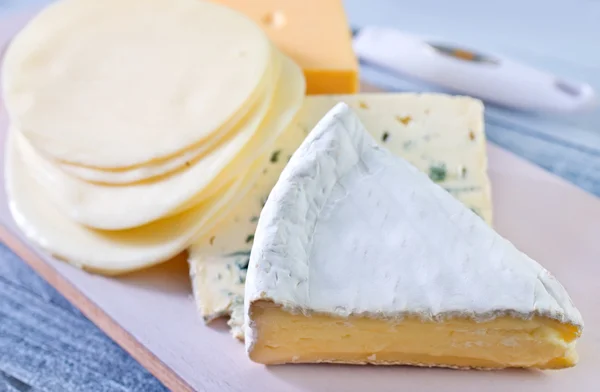 Formaggio su un'asse — Foto Stock