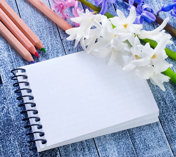 Flowers and note — Stock Photo, Image