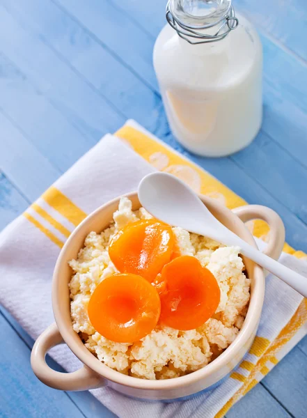 Queijo com damascos — Fotografia de Stock