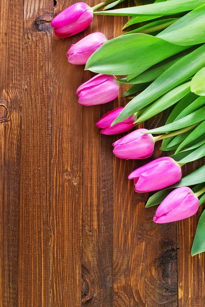 Tulpen op een tafel — Stockfoto