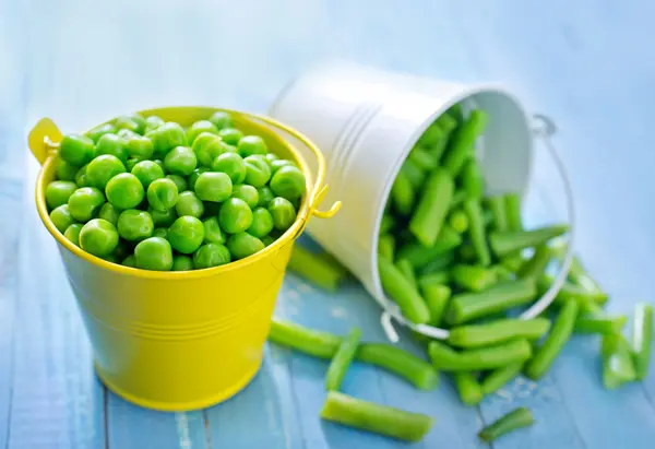 Grüne Erbsen und Bohnen — Stockfoto