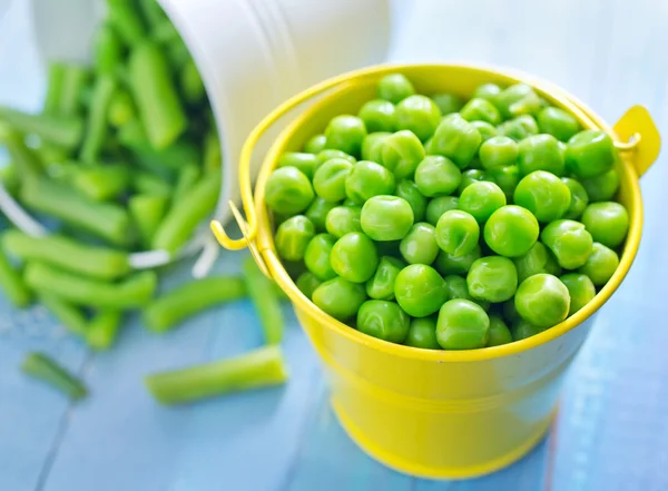 Grüne Erbsen und Bohnen — Stockfoto