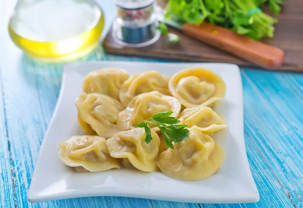 Pelmeni i en tallrik — Stockfoto