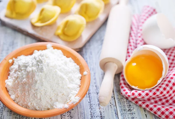 Farinha e pelmeni em bruto — Fotografia de Stock