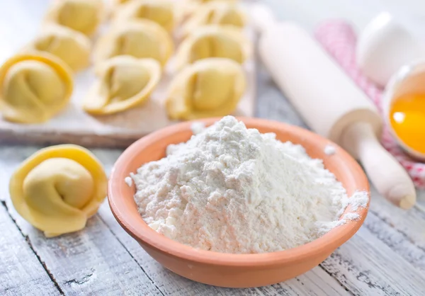 Farina e pelmeni crudi — Foto Stock