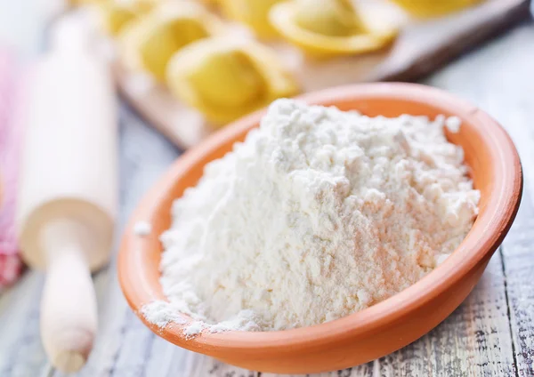 Flour and raw pelmeni — Stock Photo, Image