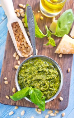 pesto bir kase