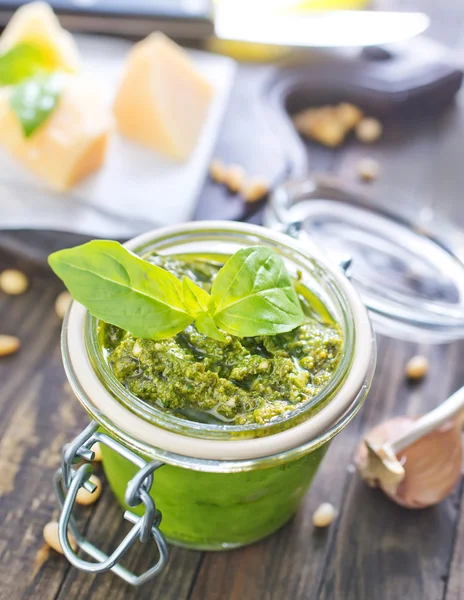 Pesto sobre una mesa — Foto de Stock