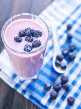 Böğürtlenli yoğurt