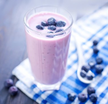 Böğürtlenli yoğurt