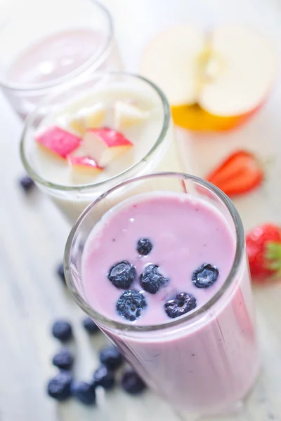 Gesunde Beere Joghurt am Frühstückstisch — Stock fotografie