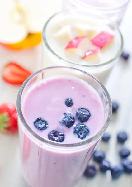 Gesunde Beere Joghurt am Frühstückstisch — Stock fotografie