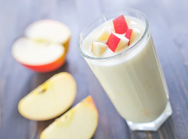 Joghurt mit rotem Apfel — Stockfoto