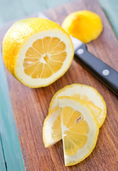 Лимон на борту — стоковое фото