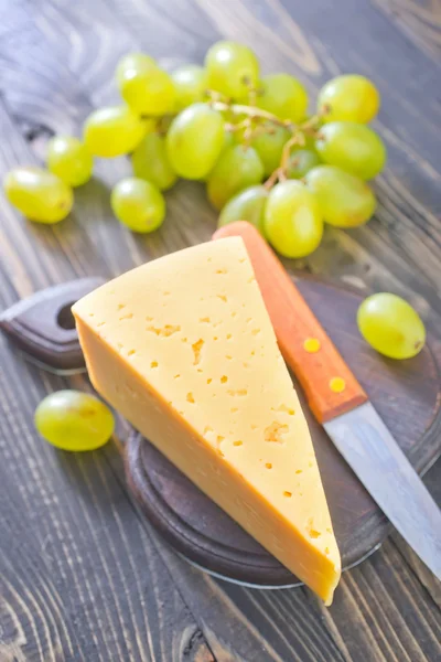 Cheese and grape — Stock Photo, Image