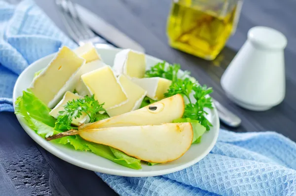Camembert ve armut — Stok fotoğraf