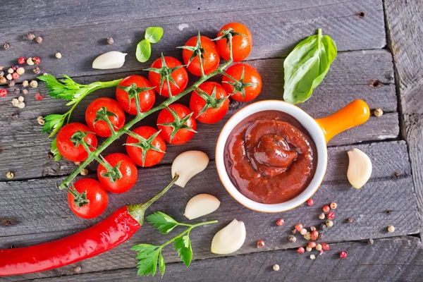 Tomatensauce und Gewürz — Stockfoto