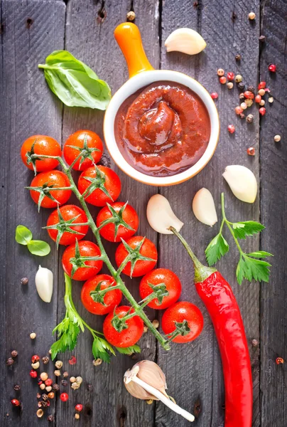 Sos pomidorowy i przyprawy — Zdjęcie stockowe
