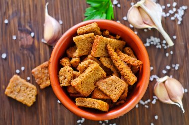 tuz ve sarımsak croutons