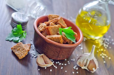 tuz ve sarımsak croutons