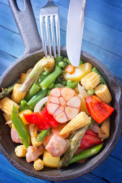 Carne fritta con verdure — Foto Stock