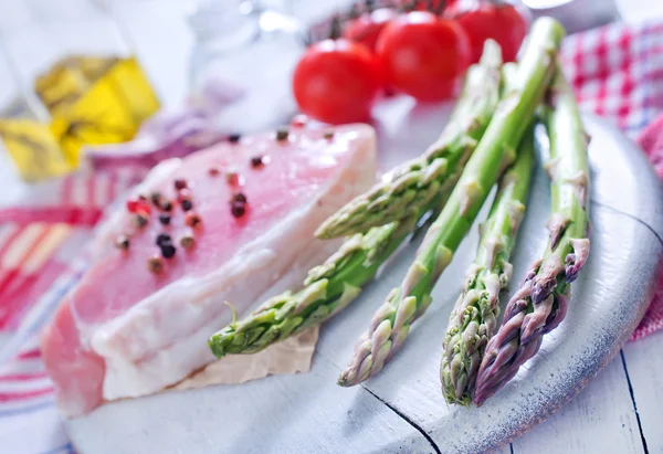 Raw meat and asparagus — Stock Photo, Image