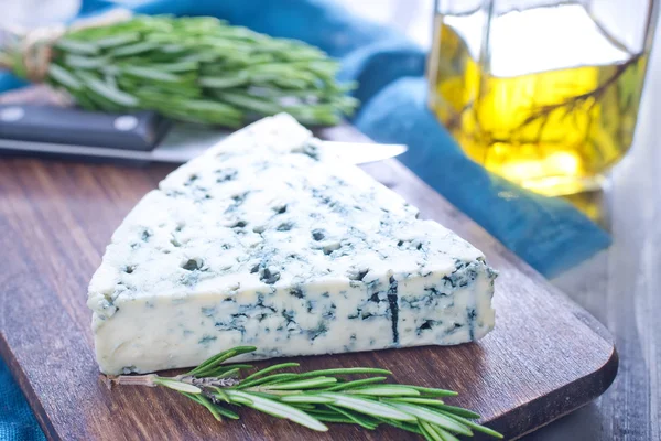 Queso en tabla de cortar —  Fotos de Stock