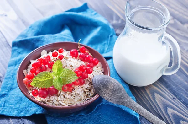 Oat flakes with red currant — Stock Photo, Image