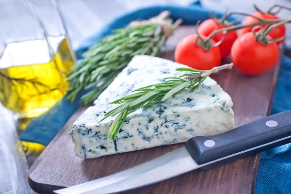 Queso en tabla de cortar —  Fotos de Stock