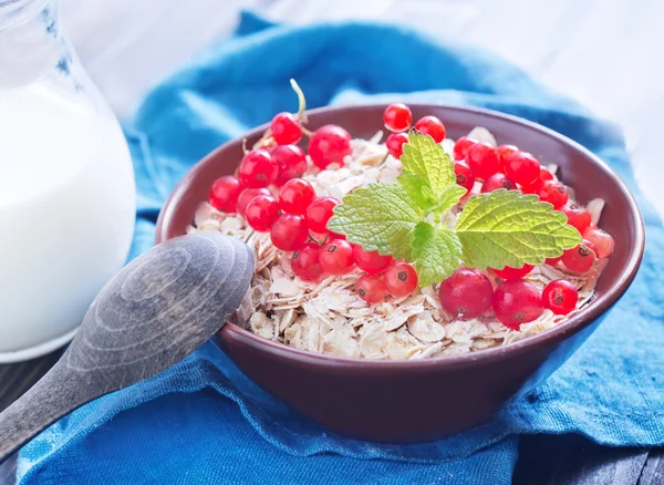 Oat flakes with red currant
