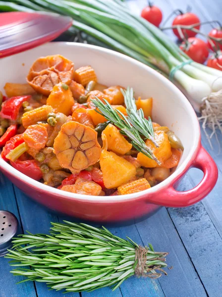 Carne al horno con verduras —  Fotos de Stock