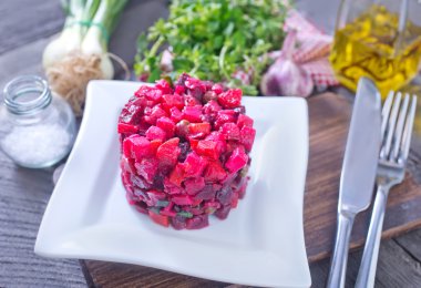 plaka üzerinde salata