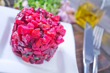 plaka üzerinde salata