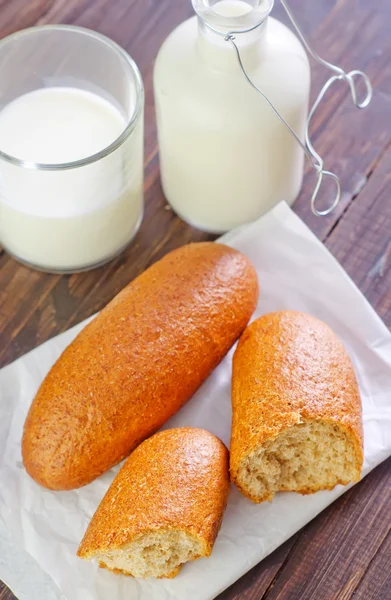 Milk and bread — Stock Photo, Image