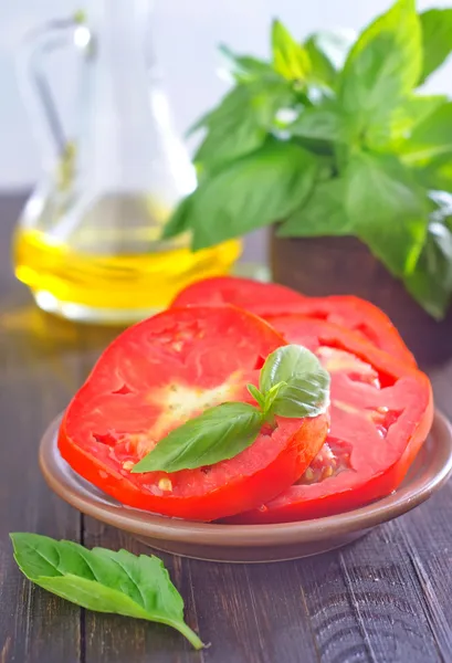 Pomidor z bazylią — Zdjęcie stockowe