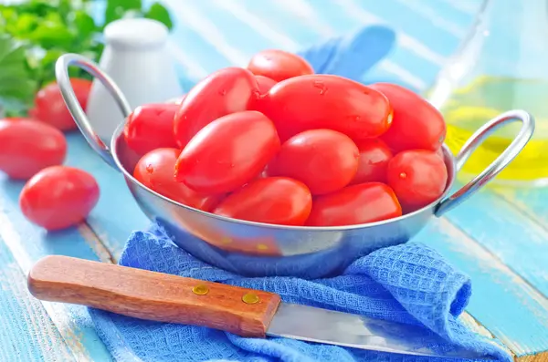 Tomates em tigela — Fotografia de Stock