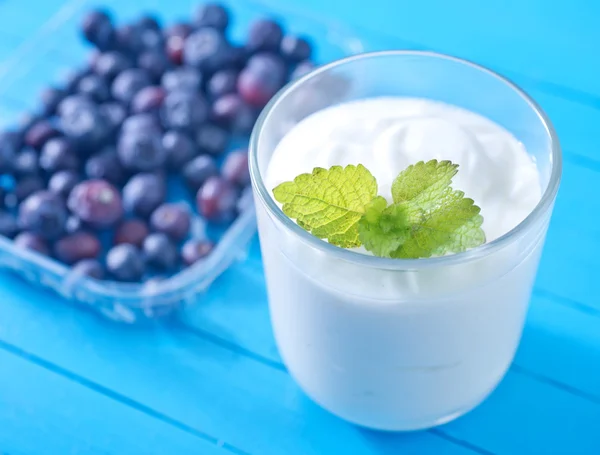 Yogurt with blueberries — Stock Photo, Image