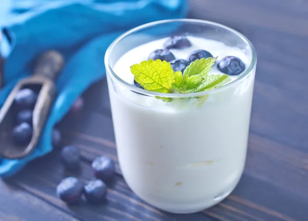 Yogurt with blueberries — Stock Photo, Image