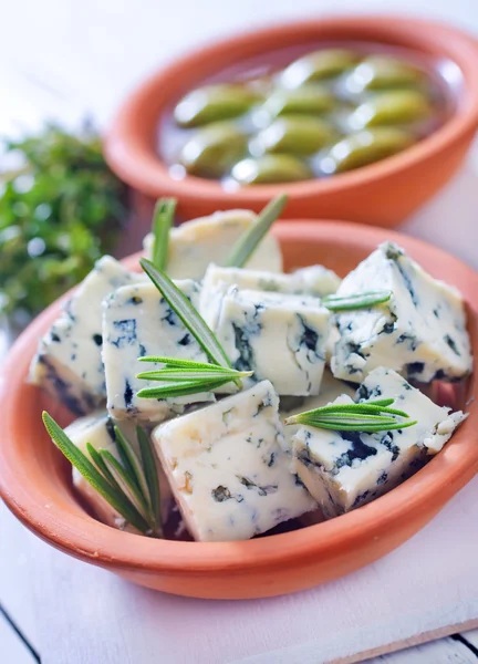 Cheese and olives — Stock Photo, Image