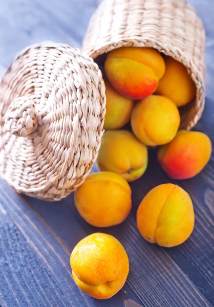 Albaricoques en cesta — Foto de Stock