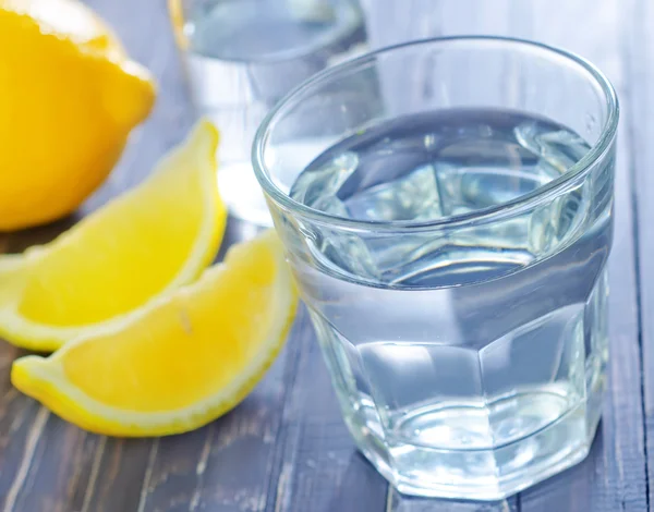 Voda s citrónem — Stock fotografie