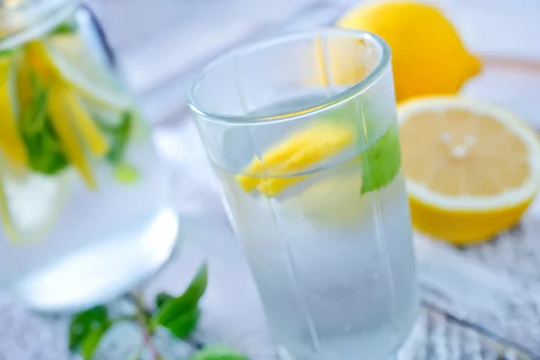 Лимонный напиток — стоковое фото