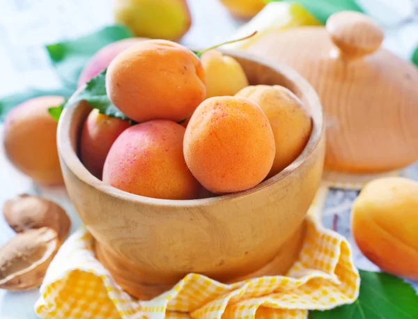 Apricots in bowl — Stock Photo, Image