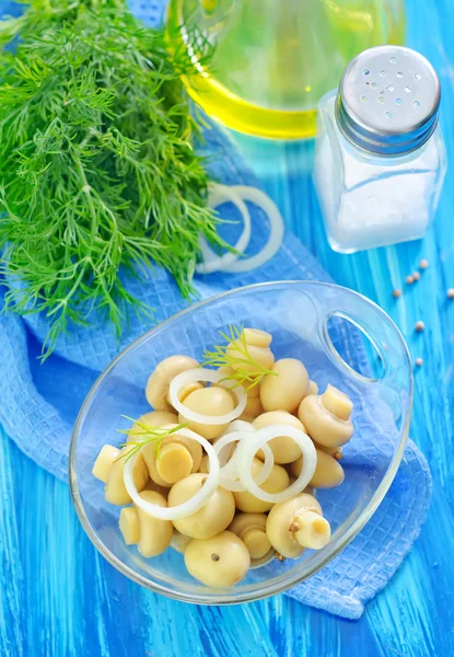 Champiñones en tazón — Foto de Stock