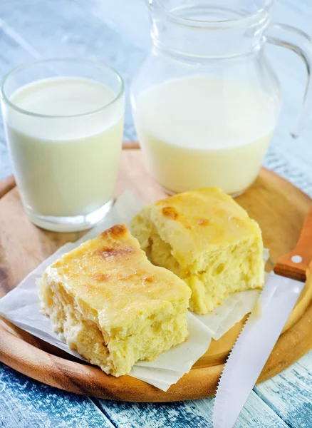 Хлеб с молоком — стоковое фото